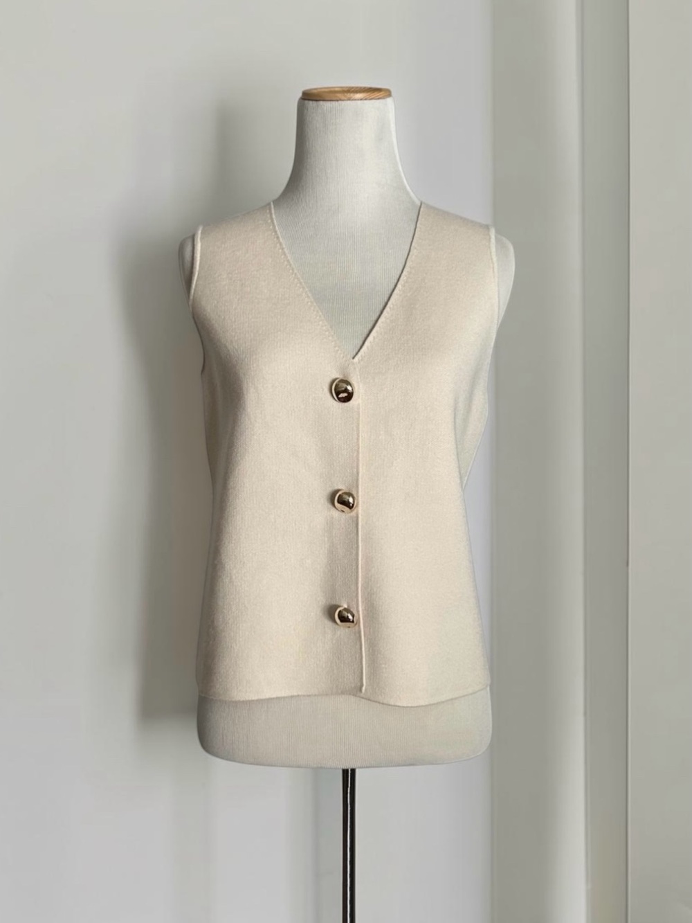 Rachel Zoe Light Cream Sleeveless Button Front Knit Vest Top